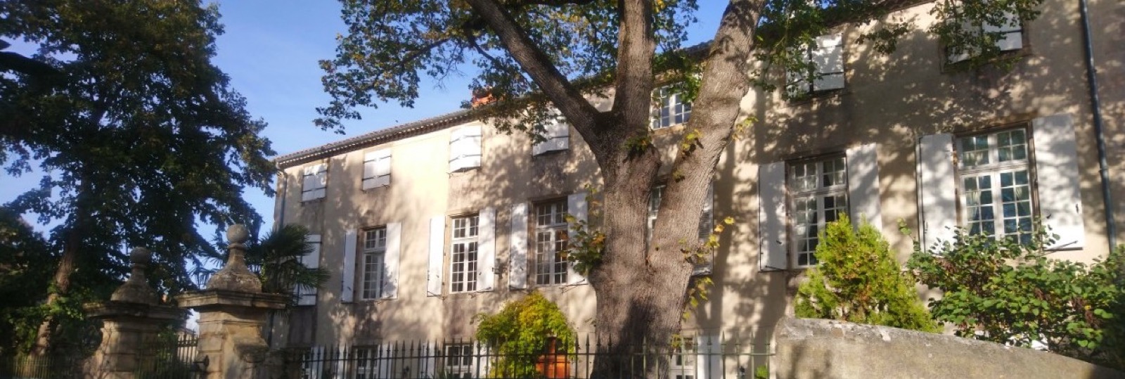 La façade du château, depuis le portail.
