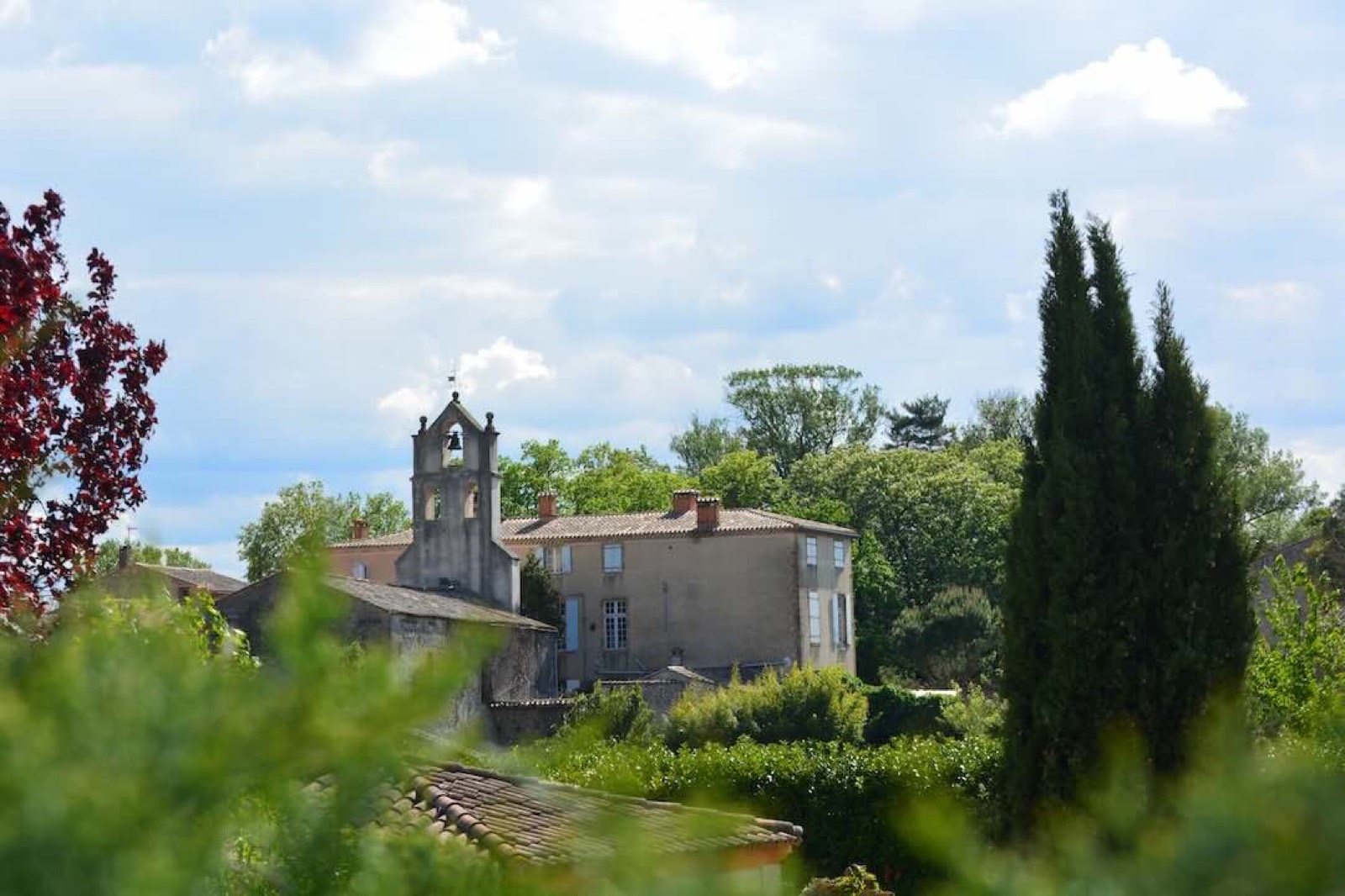 Les jardins. Les séjours s'y prolongent aux beaux jours.